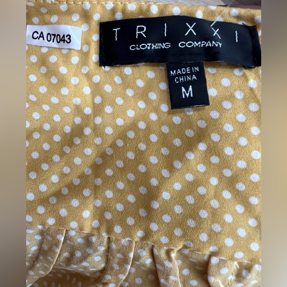 NWT Yellow Polka Dotted Blouse with Capped Long Sleeves Faux Wrap Bodysuit Sz M - Picture 9 of 10